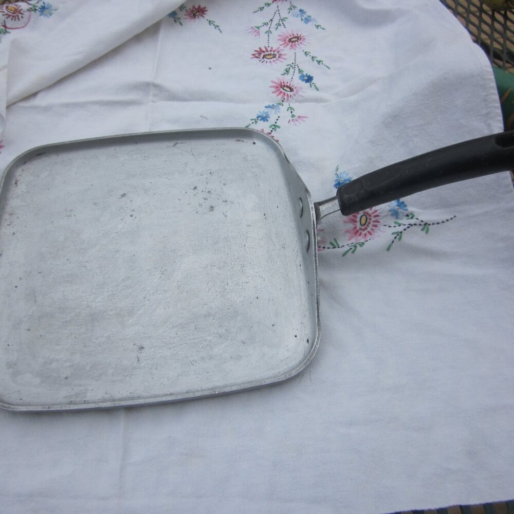 Vtg meyer commercial grade cast aluminum  griddle 11 in stove top griddle